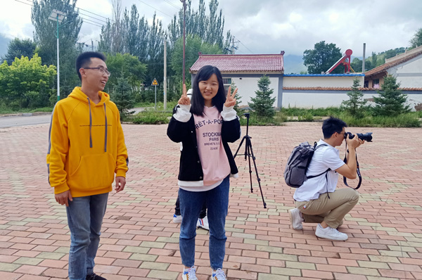 08大学生们在为董庄村的老人、、、孩子们拍照.jpg